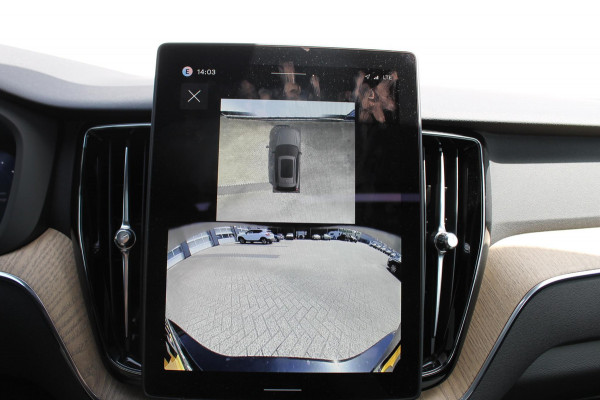 Volvo XC60 2.0 T6 Plug-in hybrid AWD Plus Bright Head-Up Display / Panoramisch schuif-kanteldak / 20" 5-Y-Spaaks Black Diamond lichtmetalen velgen / Donkere hemel / 360 graden rondomzicht camera