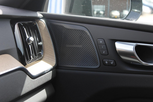 Volvo XC60 2.0 T6 Plug-in hybrid AWD Plus Bright Head-Up Display / Panoramisch schuif-kanteldak / 20" 5-Y-Spaaks Black Diamond lichtmetalen velgen / Donkere hemel / 360 graden rondomzicht camera