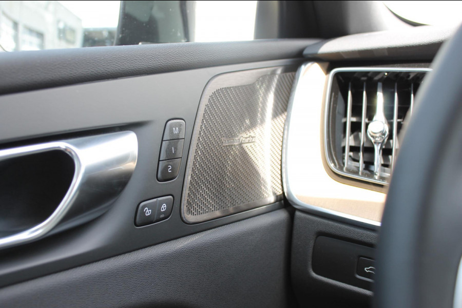 Volvo XC60 2.0 T6 Plug-in hybrid AWD Plus Bright Head-Up Display / Panoramisch schuif-kanteldak / 20" 5-Y-Spaaks Black Diamond lichtmetalen velgen / Donkere hemel / 360 graden rondomzicht camera