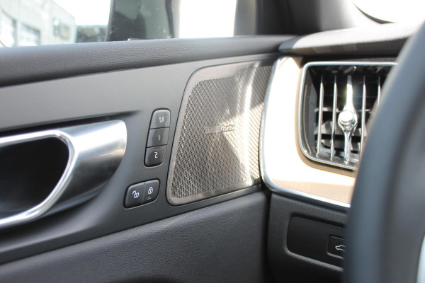 Volvo XC60 2.0 T6 Plug-in hybrid AWD Plus Bright Head-Up Display / Panoramisch schuif-kanteldak / 20" 5-Y-Spaaks Black Diamond lichtmetalen velgen / Donkere hemel / 360 graden rondomzicht camera