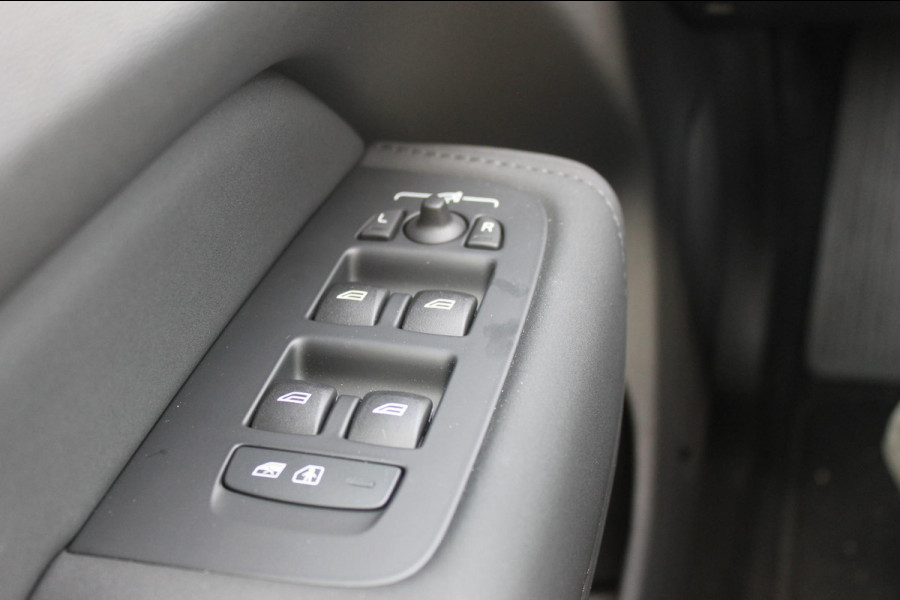 Volvo XC60 2.0 T6 Plug-in hybrid AWD Plus Bright Head-Up Display / Panoramisch schuif-kanteldak / 20" 5-Y-Spaaks Black Diamond lichtmetalen velgen / Donkere hemel / 360 graden rondomzicht camera