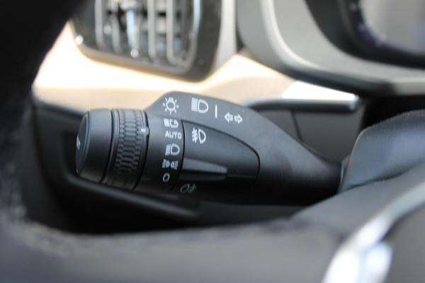 Volvo XC60 2.0 T6 Plug-in hybrid AWD Plus Bright Head-Up Display / Panoramisch schuif-kanteldak / 20" 5-Y-Spaaks Black Diamond lichtmetalen velgen / Donkere hemel / 360 graden rondomzicht camera