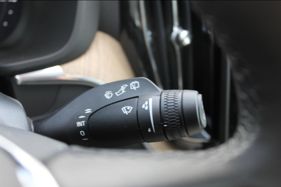 Volvo XC60 2.0 T6 Plug-in hybrid AWD Plus Bright Head-Up Display / Panoramisch schuif-kanteldak / 20" 5-Y-Spaaks Black Diamond lichtmetalen velgen / Donkere hemel / 360 graden rondomzicht camera