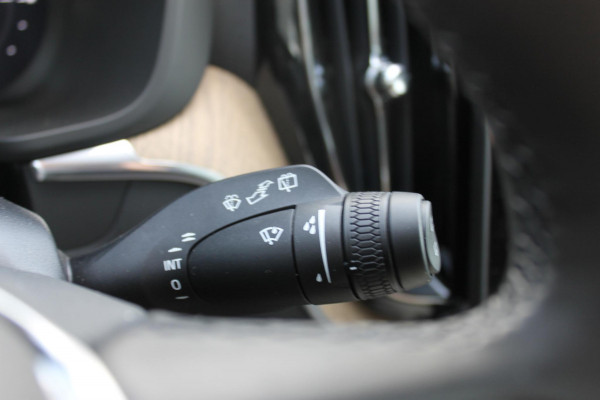 Volvo XC60 2.0 T6 Plug-in hybrid AWD Plus Bright Head-Up Display / Panoramisch schuif-kanteldak / 20" 5-Y-Spaaks Black Diamond lichtmetalen velgen / Donkere hemel / 360 graden rondomzicht camera