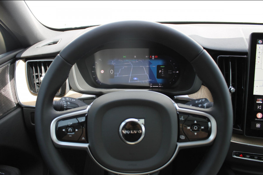 Volvo XC60 2.0 T6 Plug-in hybrid AWD Plus Bright Head-Up Display / Panoramisch schuif-kanteldak / 20" 5-Y-Spaaks Black Diamond lichtmetalen velgen / Donkere hemel / 360 graden rondomzicht camera