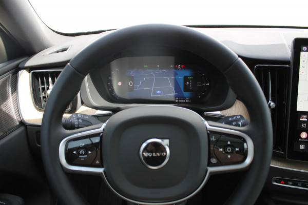 Volvo XC60 2.0 T6 Plug-in hybrid AWD Plus Bright Head-Up Display / Panoramisch schuif-kanteldak / 20" 5-Y-Spaaks Black Diamond lichtmetalen velgen / Donkere hemel / 360 graden rondomzicht camera