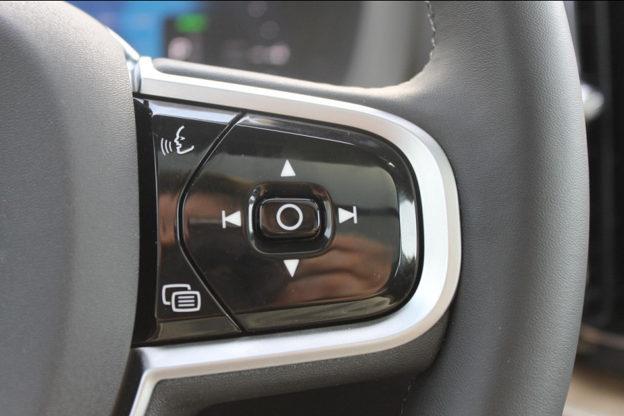 Volvo XC60 2.0 T6 Plug-in hybrid AWD Plus Bright Head-Up Display / Panoramisch schuif-kanteldak / 20" 5-Y-Spaaks Black Diamond lichtmetalen velgen / Donkere hemel / 360 graden rondomzicht camera