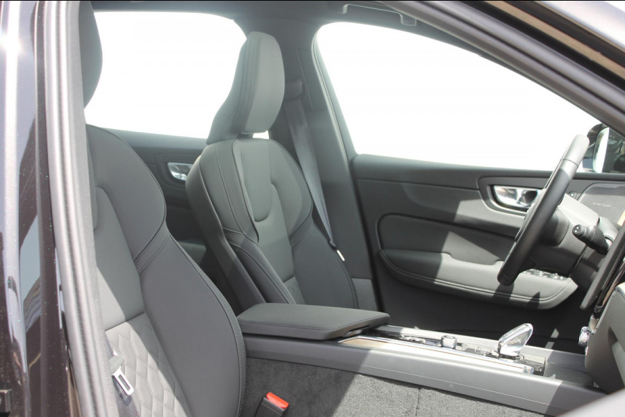 Volvo XC60 2.0 T6 Plug-in hybrid AWD Plus Bright Head-Up Display / Panoramisch schuif-kanteldak / 20" 5-Y-Spaaks Black Diamond lichtmetalen velgen / Donkere hemel / 360 graden rondomzicht camera