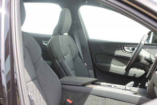 Volvo XC60 2.0 T6 Plug-in hybrid AWD Plus Bright Head-Up Display / Panoramisch schuif-kanteldak / 20" 5-Y-Spaaks Black Diamond lichtmetalen velgen / Donkere hemel / 360 graden rondomzicht camera