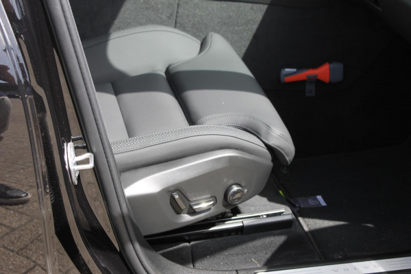 Volvo XC60 2.0 T6 Plug-in hybrid AWD Plus Bright Head-Up Display / Panoramisch schuif-kanteldak / 20" 5-Y-Spaaks Black Diamond lichtmetalen velgen / Donkere hemel / 360 graden rondomzicht camera