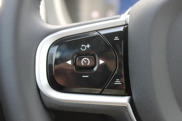 Volvo XC60 2.0 T6 Plug-in hybrid AWD Plus Bright Head-Up Display / Panoramisch schuif-kanteldak / 20" 5-Y-Spaaks Black Diamond lichtmetalen velgen / Donkere hemel / 360 graden rondomzicht camera