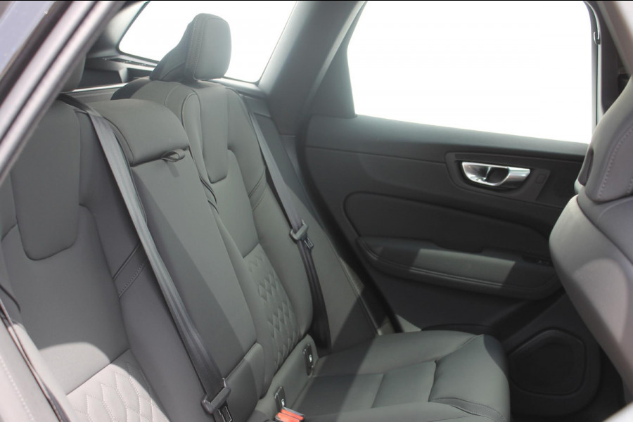 Volvo XC60 2.0 T6 Plug-in hybrid AWD Plus Bright Head-Up Display / Panoramisch schuif-kanteldak / 20" 5-Y-Spaaks Black Diamond lichtmetalen velgen / Donkere hemel / 360 graden rondomzicht camera