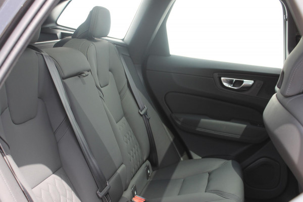 Volvo XC60 2.0 T6 Plug-in hybrid AWD Plus Bright Head-Up Display / Panoramisch schuif-kanteldak / 20" 5-Y-Spaaks Black Diamond lichtmetalen velgen / Donkere hemel / 360 graden rondomzicht camera