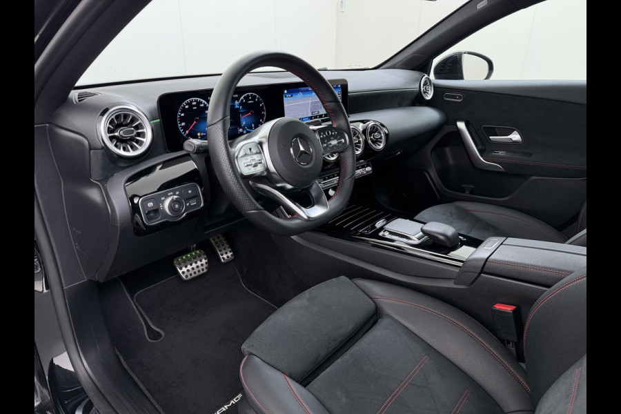 Mercedes-Benz A-Klasse Sedan 180 Automaat AMG Line Night Premium Stoelverwarming Camera Apple Carplay Android Auto Navi Ecc Keyless-go Pdc Cruise Control Regensensor Privacy Glas Led-High Performance Isofix Bluetooth DAB 1e Eigenaar Origineel Nederlandse Auto