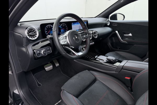 Mercedes-Benz A-Klasse Sedan 180 Automaat AMG Line Night Premium Stoelverwarming Camera Apple Carplay Android Auto Navi Ecc Keyless-go Pdc Cruise Control Regensensor Privacy Glas Led-High Performance Isofix Bluetooth DAB 1e Eigenaar Origineel Nederlandse Auto