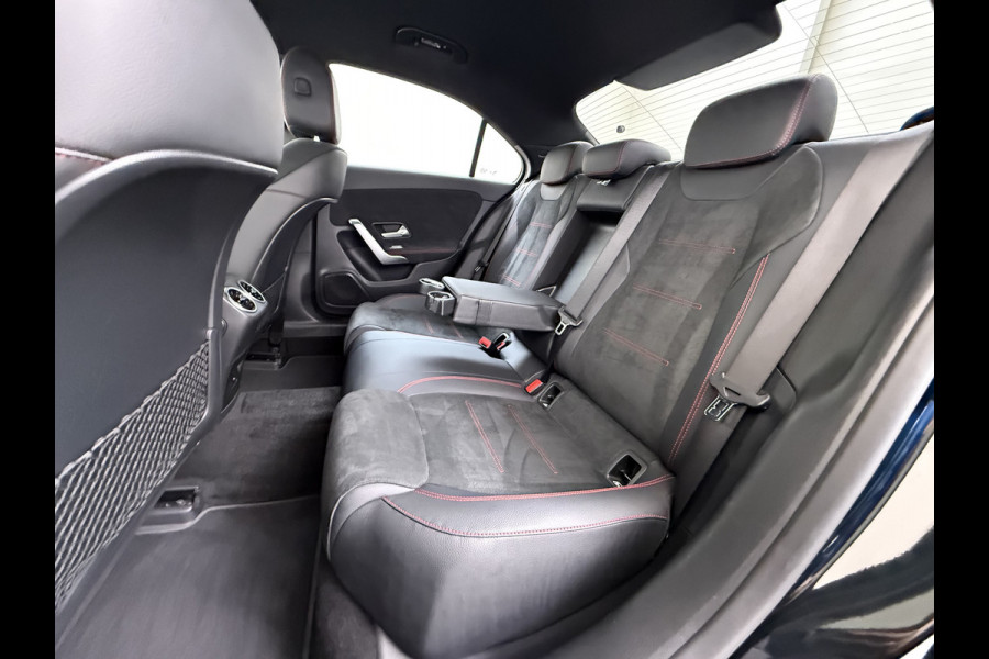 Mercedes-Benz A-Klasse Sedan 180 Automaat AMG Line Night Premium Stoelverwarming Camera Apple Carplay Android Auto Navi Ecc Keyless-go Pdc Cruise Control Regensensor Privacy Glas Led-High Performance Isofix Bluetooth DAB 1e Eigenaar Origineel Nederlandse Auto