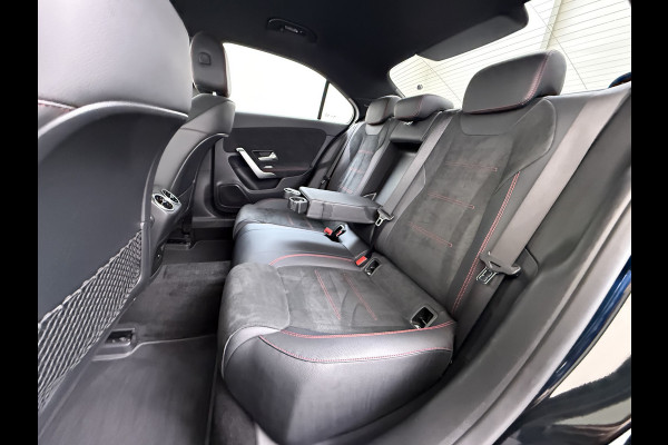 Mercedes-Benz A-Klasse Sedan 180 Automaat AMG Line Night Premium Stoelverwarming Camera Apple Carplay Android Auto Navi Ecc Keyless-go Pdc Cruise Control Regensensor Privacy Glas Led-High Performance Isofix Bluetooth DAB 1e Eigenaar Origineel Nederlandse Auto