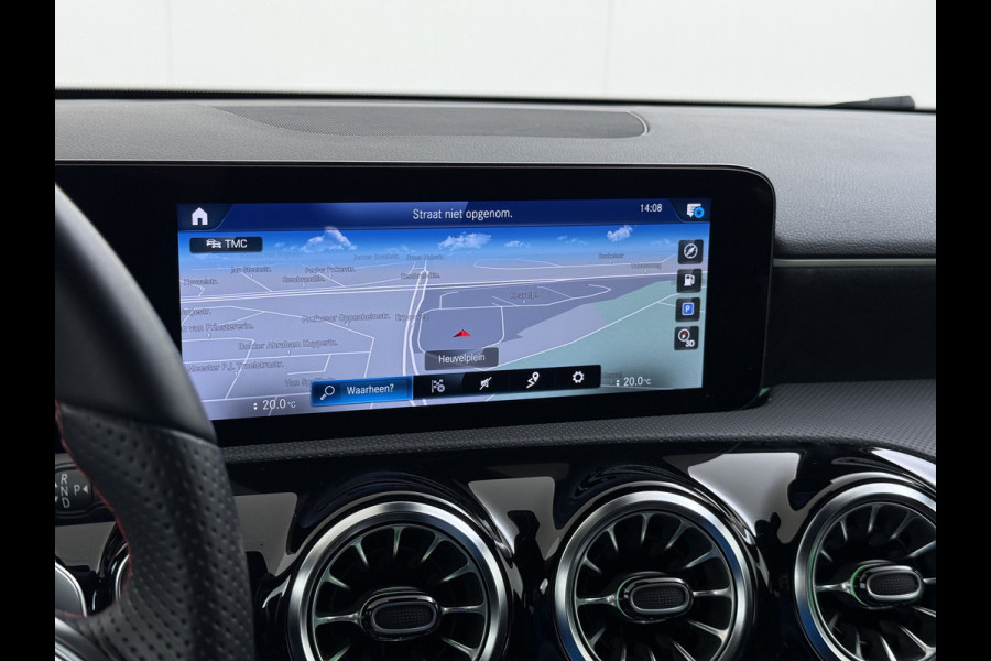 Mercedes-Benz A-Klasse Sedan 180 Automaat AMG Line Night Premium Stoelverwarming Camera Apple Carplay Android Auto Navi Ecc Keyless-go Pdc Cruise Control Regensensor Privacy Glas Led-High Performance Isofix Bluetooth DAB 1e Eigenaar Origineel Nederlandse Auto