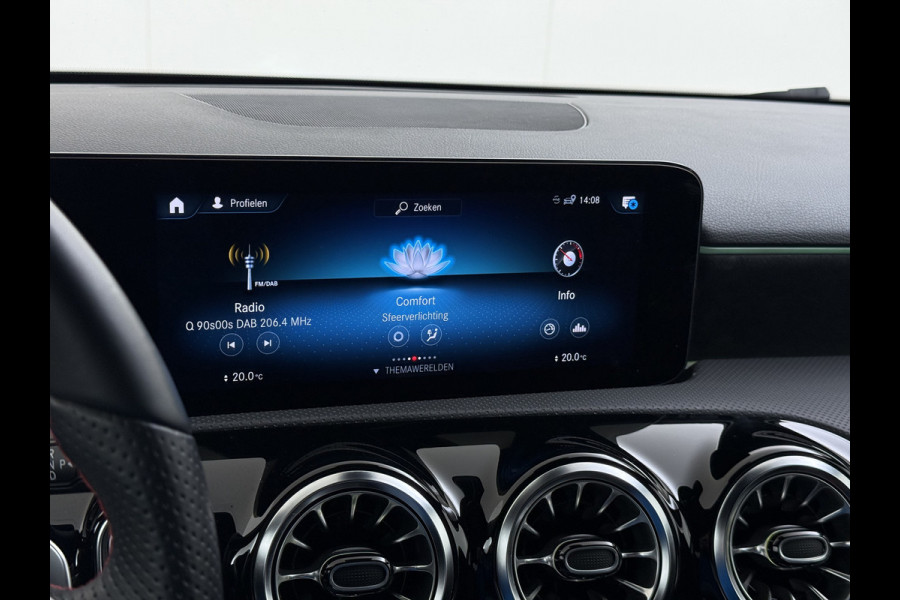 Mercedes-Benz A-Klasse Sedan 180 Automaat AMG Line Night Premium Stoelverwarming Camera Apple Carplay Android Auto Navi Ecc Keyless-go Pdc Cruise Control Regensensor Privacy Glas Led-High Performance Isofix Bluetooth DAB 1e Eigenaar Origineel Nederlandse Auto