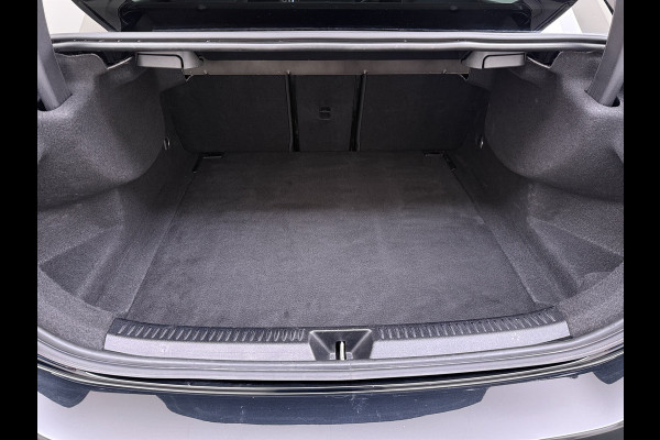 Mercedes-Benz A-Klasse Sedan 180 Automaat AMG Line Night Premium Stoelverwarming Camera Apple Carplay Android Auto Navi Ecc Keyless-go Pdc Cruise Control Regensensor Privacy Glas Led-High Performance Isofix Bluetooth DAB 1e Eigenaar Origineel Nederlandse Auto