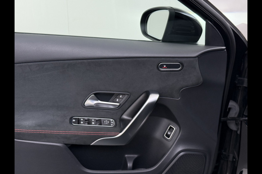 Mercedes-Benz A-Klasse Sedan 180 Automaat AMG Line Night Premium Stoelverwarming Camera Apple Carplay Android Auto Navi Ecc Keyless-go Pdc Cruise Control Regensensor Privacy Glas Led-High Performance Isofix Bluetooth DAB 1e Eigenaar Origineel Nederlandse Auto