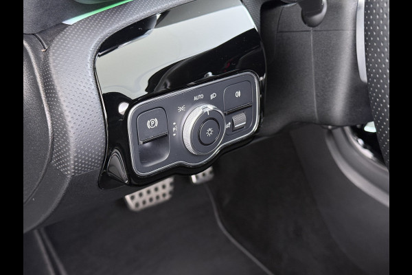 Mercedes-Benz A-Klasse Sedan 180 Automaat AMG Line Night Premium Stoelverwarming Camera Apple Carplay Android Auto Navi Ecc Keyless-go Pdc Cruise Control Regensensor Privacy Glas Led-High Performance Isofix Bluetooth DAB 1e Eigenaar Origineel Nederlandse Auto