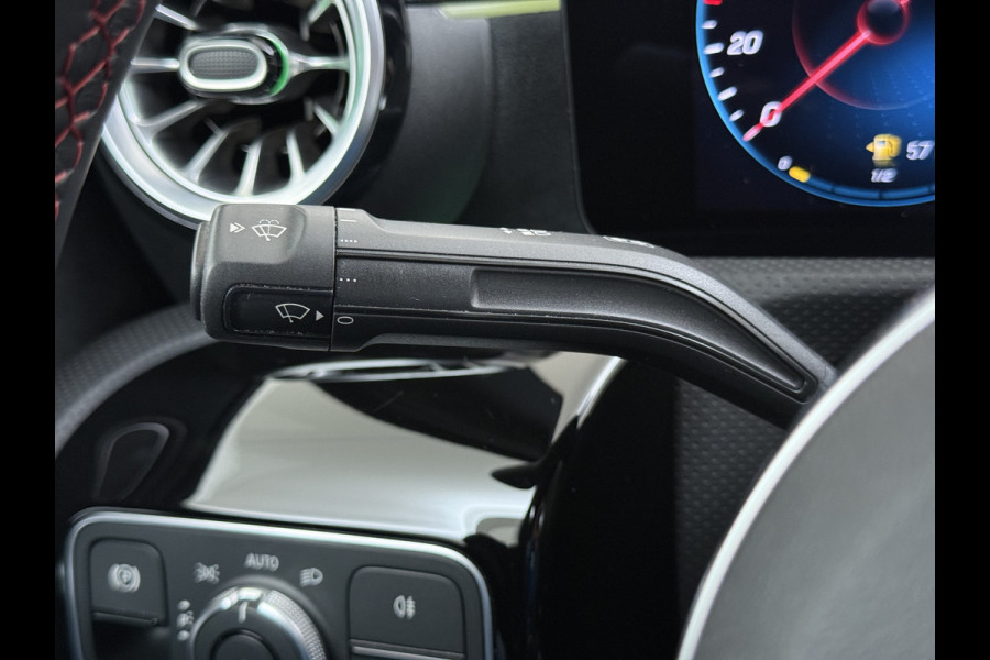 Mercedes-Benz A-Klasse Sedan 180 Automaat AMG Line Night Premium Stoelverwarming Camera Apple Carplay Android Auto Navi Ecc Keyless-go Pdc Cruise Control Regensensor Privacy Glas Led-High Performance Isofix Bluetooth DAB 1e Eigenaar Origineel Nederlandse Auto