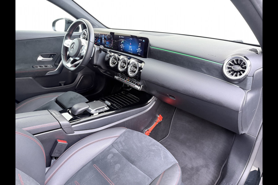 Mercedes-Benz A-Klasse Sedan 180 Automaat AMG Line Night Premium Stoelverwarming Camera Apple Carplay Android Auto Navi Ecc Keyless-go Pdc Cruise Control Regensensor Privacy Glas Led-High Performance Isofix Bluetooth DAB 1e Eigenaar Origineel Nederlandse Auto
