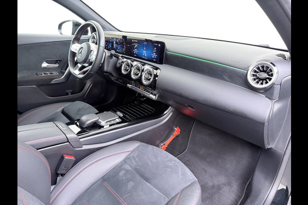 Mercedes-Benz A-Klasse Sedan 180 Automaat AMG Line Night Premium Stoelverwarming Camera Apple Carplay Android Auto Navi Ecc Keyless-go Pdc Cruise Control Regensensor Privacy Glas Led-High Performance Isofix Bluetooth DAB 1e Eigenaar Origineel Nederlandse Auto