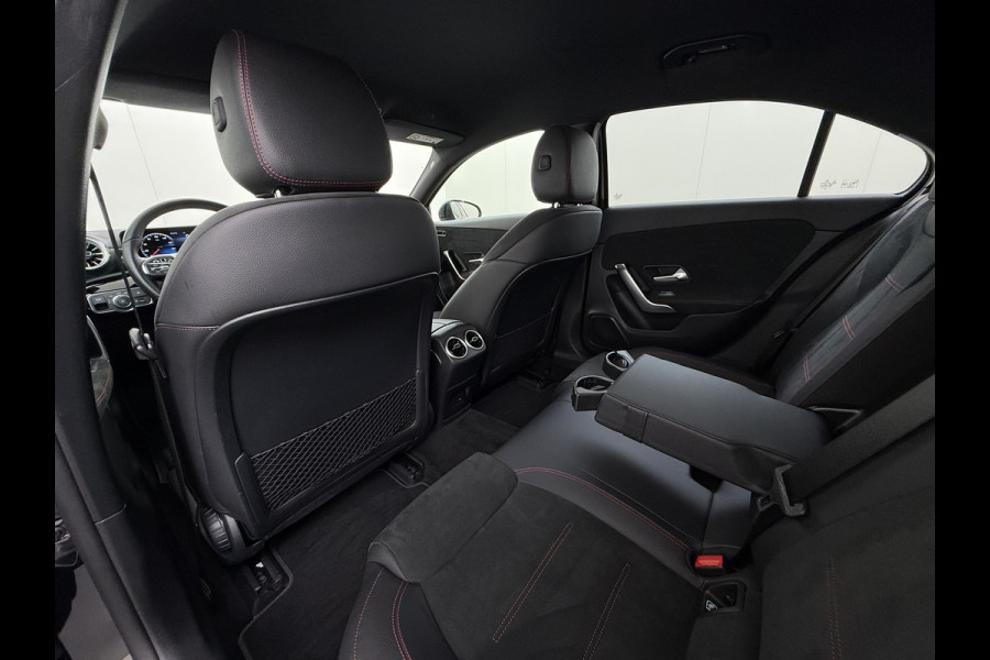Mercedes-Benz A-Klasse Sedan 180 Automaat AMG Line Night Premium Stoelverwarming Camera Apple Carplay Android Auto Navi Ecc Keyless-go Pdc Cruise Control Regensensor Privacy Glas Led-High Performance Isofix Bluetooth DAB 1e Eigenaar Origineel Nederlandse Auto