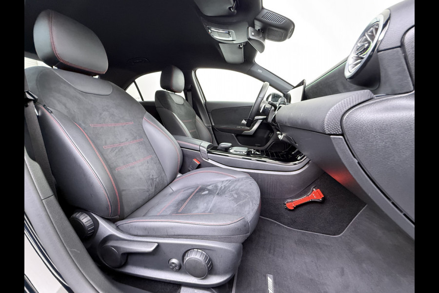 Mercedes-Benz A-Klasse Sedan 180 Automaat AMG Line Night Premium Stoelverwarming Camera Apple Carplay Android Auto Navi Ecc Keyless-go Pdc Cruise Control Regensensor Privacy Glas Led-High Performance Isofix Bluetooth DAB 1e Eigenaar Origineel Nederlandse Auto
