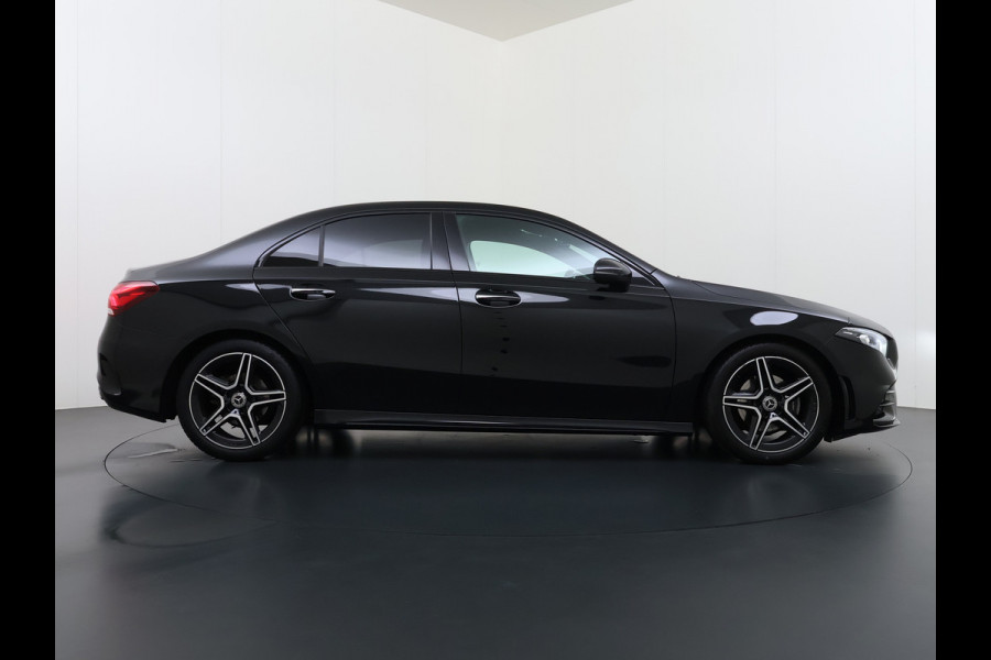 Mercedes-Benz A-Klasse Sedan 180 Automaat AMG Line Night Premium Stoelverwarming Camera Apple Carplay Android Auto Navi Ecc Keyless-go Pdc Cruise Control Regensensor Privacy Glas Led-High Performance Isofix Bluetooth DAB 1e Eigenaar Origineel Nederlandse Auto
