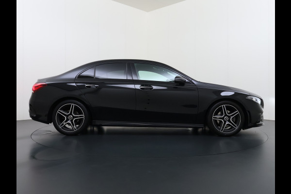 Mercedes-Benz A-Klasse Sedan 180 Automaat AMG Line Night Premium Stoelverwarming Camera Apple Carplay Android Auto Navi Ecc Keyless-go Pdc Cruise Control Regensensor Privacy Glas Led-High Performance Isofix Bluetooth DAB 1e Eigenaar Origineel Nederlandse Auto