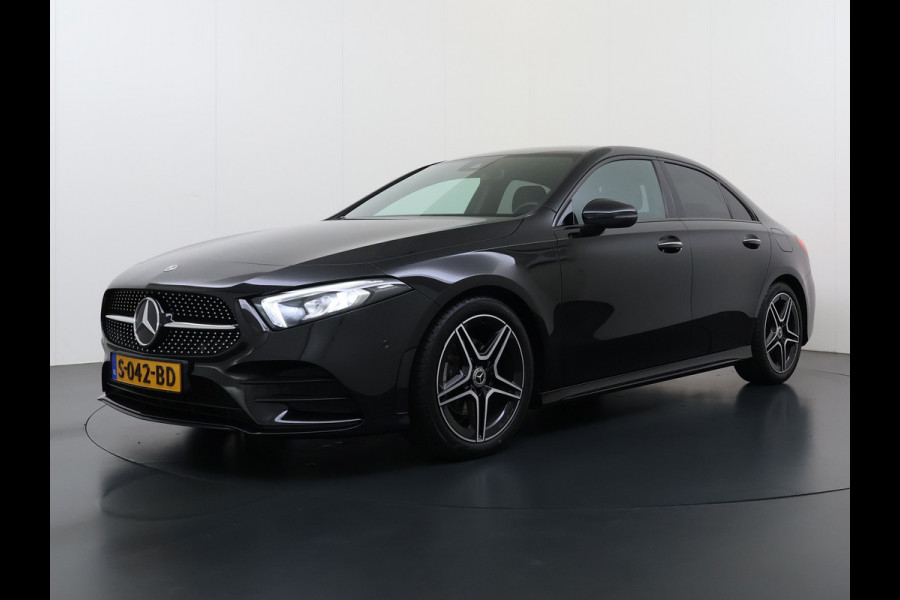 Mercedes-Benz A-Klasse Sedan 180 Automaat AMG Line Night Premium Stoelverwarming Camera Apple Carplay Android Auto Navi Ecc Keyless-go Pdc Cruise Control Regensensor Privacy Glas Led-High Performance Isofix Bluetooth DAB 1e Eigenaar Origineel Nederlandse Auto