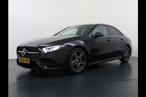 Mercedes-Benz A-Klasse Sedan 180 Automaat AMG Line Night Premium Stoelverwarming Camera Apple Carplay Android Auto Navi Ecc Keyless-go Pdc Cruise Control Regensensor Privacy Glas Led-High Performance Isofix Bluetooth DAB 1e Eigenaar Origineel Nederlandse Auto