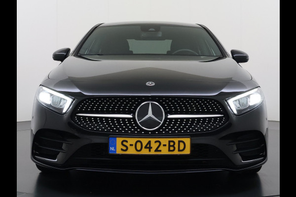 Mercedes-Benz A-Klasse Sedan 180 Automaat AMG Line Night Premium Stoelverwarming Camera Apple Carplay Android Auto Navi Ecc Keyless-go Pdc Cruise Control Regensensor Privacy Glas Led-High Performance Isofix Bluetooth DAB 1e Eigenaar Origineel Nederlandse Auto