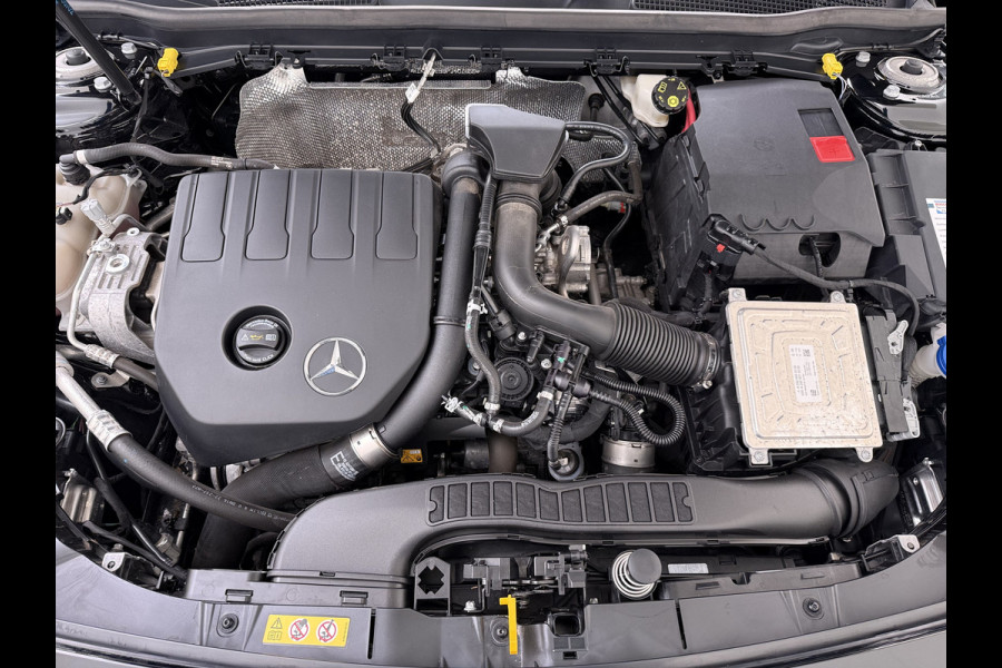 Mercedes-Benz A-Klasse Sedan 180 Automaat AMG Line Night Premium Stoelverwarming Camera Apple Carplay Android Auto Navi Ecc Keyless-go Pdc Cruise Control Regensensor Privacy Glas Led-High Performance Isofix Bluetooth DAB 1e Eigenaar Origineel Nederlandse Auto