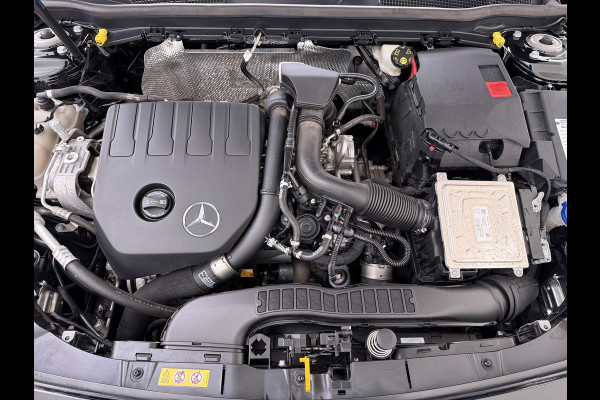 Mercedes-Benz A-Klasse Sedan 180 Automaat AMG Line Night Premium Stoelverwarming Camera Apple Carplay Android Auto Navi Ecc Keyless-go Pdc Cruise Control Regensensor Privacy Glas Led-High Performance Isofix Bluetooth DAB 1e Eigenaar Origineel Nederlandse Auto