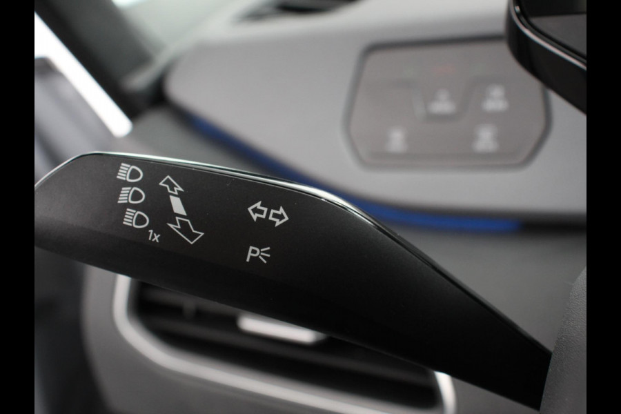 Volkswagen ID.3 Pro 58 kWh SOH 92% Navigatie Apple CarPlay Android Auto Parkeerhulp Adaptive Cruise Control Stoel- en stuurverwarming Full Led Climate Control Lichtmetalen velgen