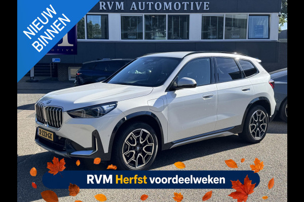BMW X1 xDrive25e X-Line High Executive PHEV | VAN: 35.900,- VOOR: 32.877,- UW HERFSTVOORDEEL: 3.023,- | HEAD UP DISPLAY | LEDER | STOELVERWARMING| COMFORT ACCESS| ELEK. ACHTERKLEP| ELEK. WEGKLAPBARE TREKHAAK| HUD| 360 CAMERA| APPLE CARPLAY