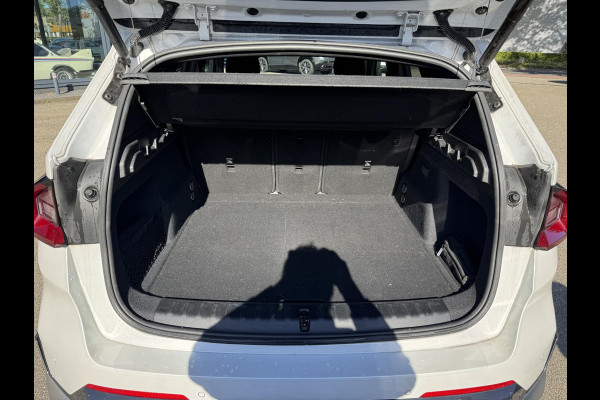 BMW X1 xDrive25e X-Line High Executive PHEV | VAN: 35.900,- VOOR: 32.877,- UW HERFSTVOORDEEL: 3.023,- | HEAD UP DISPLAY | LEDER | STOELVERWARMING| COMFORT ACCESS| ELEK. ACHTERKLEP| ELEK. WEGKLAPBARE TREKHAAK| HUD| 360 CAMERA| APPLE CARPLAY