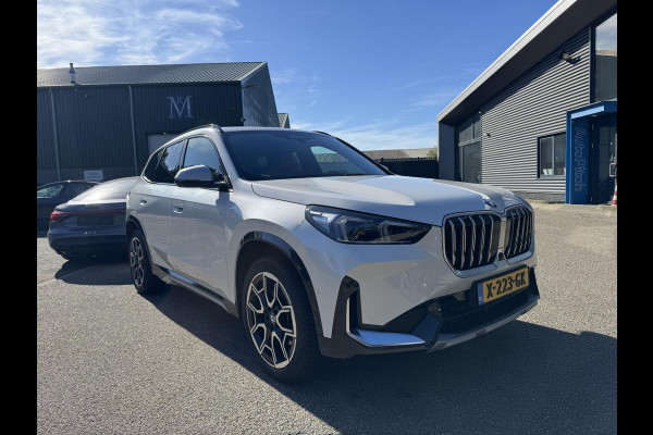 BMW X1 xDrive25e X-Line High Executive PHEV | VAN: 35.900,- VOOR: 32.877,- UW HERFSTVOORDEEL: 3.023,- | HEAD UP DISPLAY | LEDER | STOELVERWARMING| COMFORT ACCESS| ELEK. ACHTERKLEP| ELEK. WEGKLAPBARE TREKHAAK| HUD| 360 CAMERA| APPLE CARPLAY