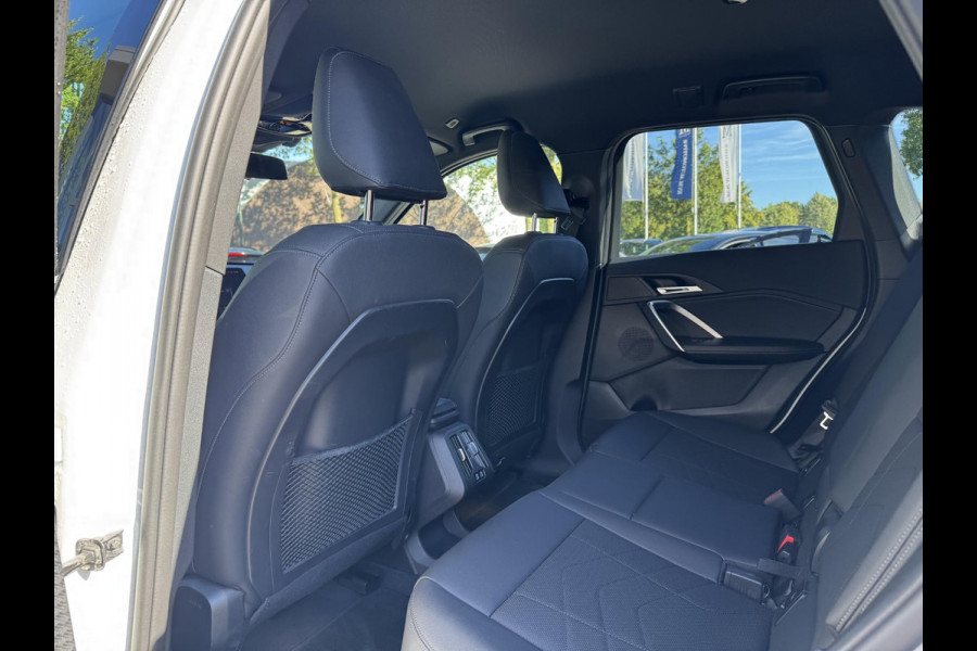 BMW X1 xDrive25e X-Line High Executive PHEV | VAN: 35.900,- VOOR: 32.877,- UW HERFSTVOORDEEL: 3.023,- | HEAD UP DISPLAY | LEDER | STOELVERWARMING| COMFORT ACCESS| ELEK. ACHTERKLEP| ELEK. WEGKLAPBARE TREKHAAK| HUD| 360 CAMERA| APPLE CARPLAY