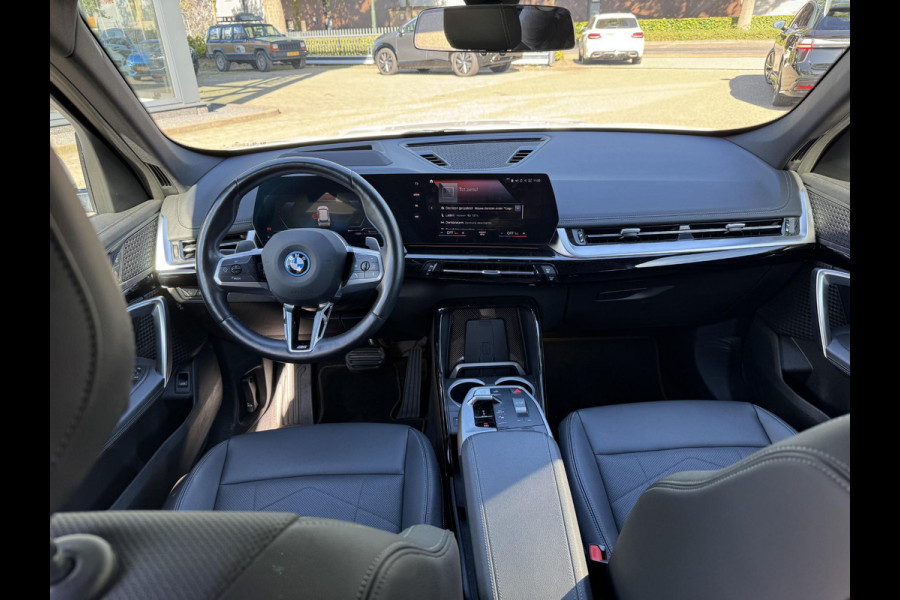 BMW X1 xDrive25e X-Line High Executive PHEV | VAN: 35.900,- VOOR: 32.877,- UW HERFSTVOORDEEL: 3.023,- | HEAD UP DISPLAY | LEDER | STOELVERWARMING| COMFORT ACCESS| ELEK. ACHTERKLEP| ELEK. WEGKLAPBARE TREKHAAK| HUD| 360 CAMERA| APPLE CARPLAY