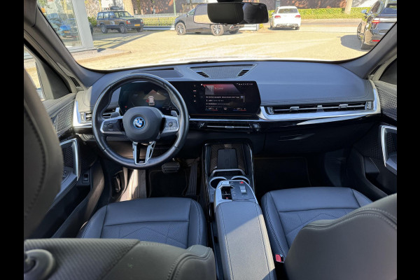BMW X1 xDrive25e X-Line High Executive PHEV | VAN: 35.900,- VOOR: 32.877,- UW HERFSTVOORDEEL: 3.023,- | HEAD UP DISPLAY | LEDER | STOELVERWARMING| COMFORT ACCESS| ELEK. ACHTERKLEP| ELEK. WEGKLAPBARE TREKHAAK| HUD| 360 CAMERA| APPLE CARPLAY