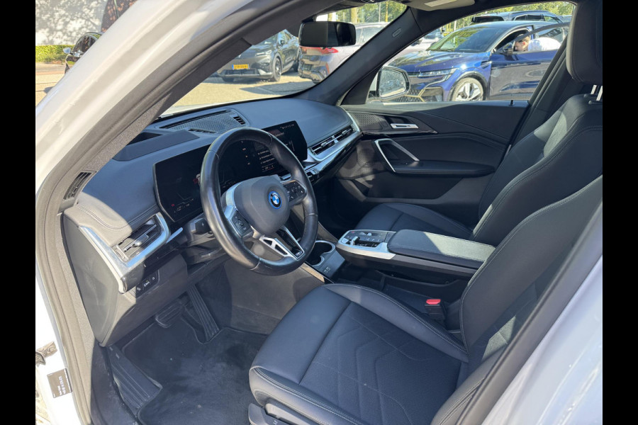 BMW X1 xDrive25e X-Line High Executive PHEV | VAN: 35.900,- VOOR: 32.877,- UW HERFSTVOORDEEL: 3.023,- | HEAD UP DISPLAY | LEDER | STOELVERWARMING| COMFORT ACCESS| ELEK. ACHTERKLEP| ELEK. WEGKLAPBARE TREKHAAK| HUD| 360 CAMERA| APPLE CARPLAY