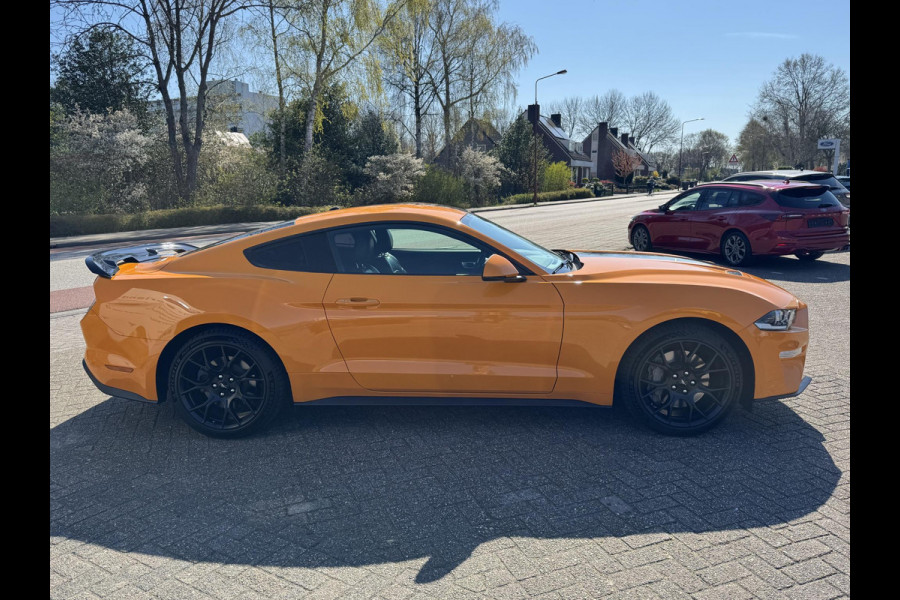 Ford Mustang Fastback 2.3 EcoBoost 289pk | Custom Pack Black | Lederen bekleding | Navigatie full map | Voorstoelen verwarmd en geventileerd | Audio installatie premium | Twister Orange