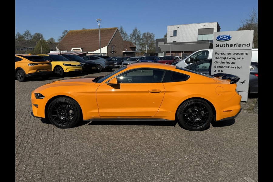 Ford Mustang Fastback 2.3 EcoBoost 289pk | Custom Pack Black | Lederen bekleding | Navigatie full map | Voorstoelen verwarmd en geventileerd | Audio installatie premium | Twister Orange