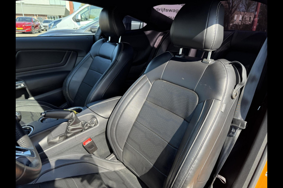 Ford Mustang Fastback 2.3 EcoBoost 289pk | Custom Pack Black | Lederen bekleding | Navigatie full map | Voorstoelen verwarmd en geventileerd | Audio installatie premium | Twister Orange