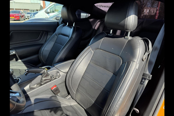 Ford Mustang Fastback 2.3 EcoBoost 289pk | Custom Pack Black | Lederen bekleding | Navigatie full map | Voorstoelen verwarmd en geventileerd | Audio installatie premium | Twister Orange